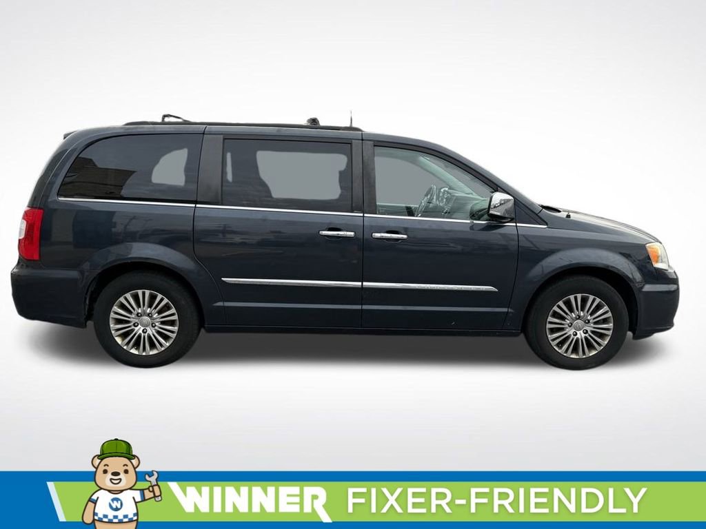 Used 2014 Chrysler Town & Country Touring-L w/ Driver Convenience Group image 4