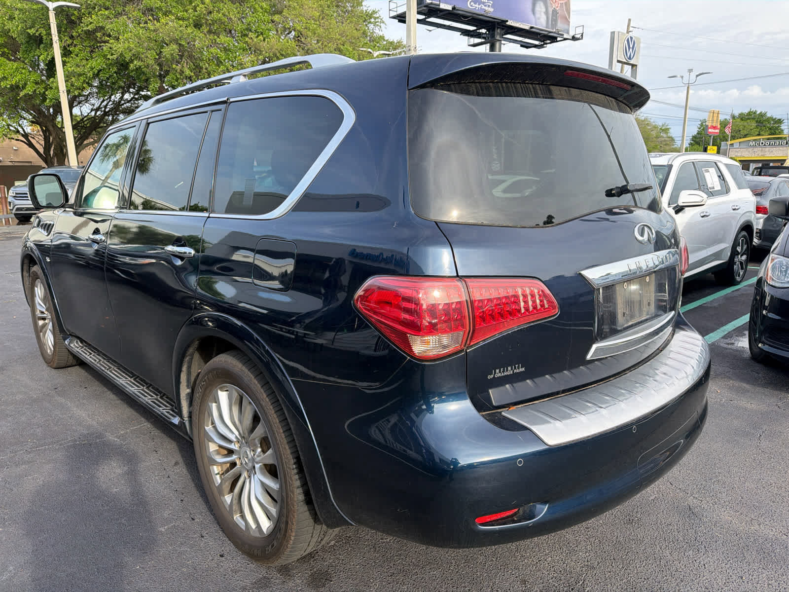 Used 2015 INFINITI QX80 2WD w/ Deluxe Technology Package image 2