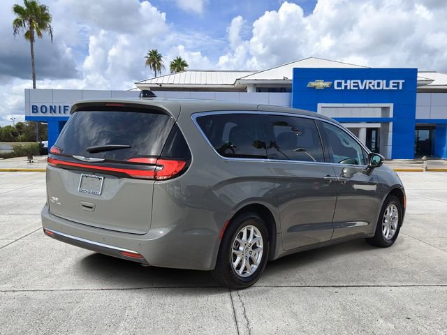 Used 2023 Chrysler Pacifica Touring-L FWD image 4