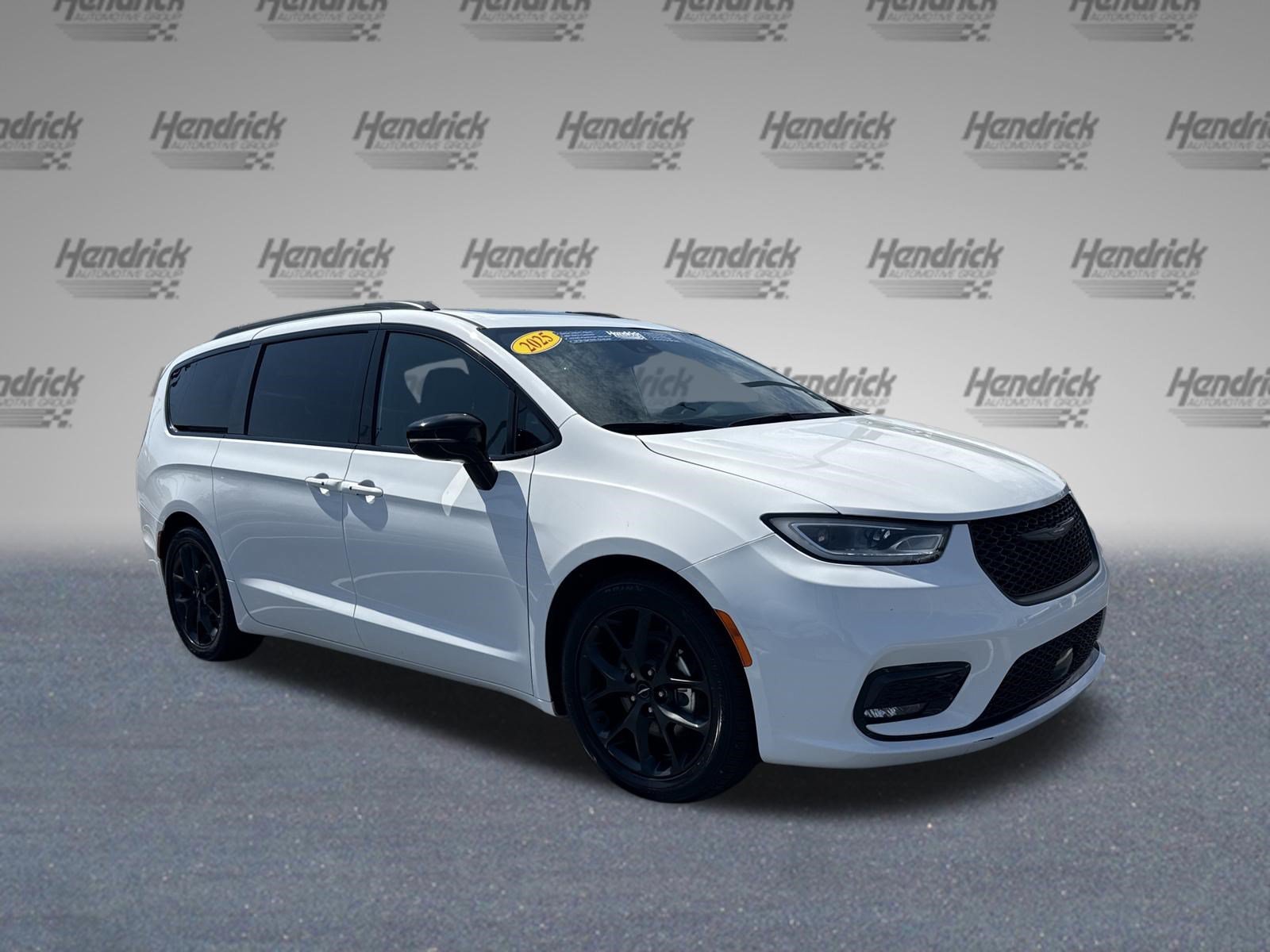 Used 2025 Chrysler Pacifica Limited FWD image 2