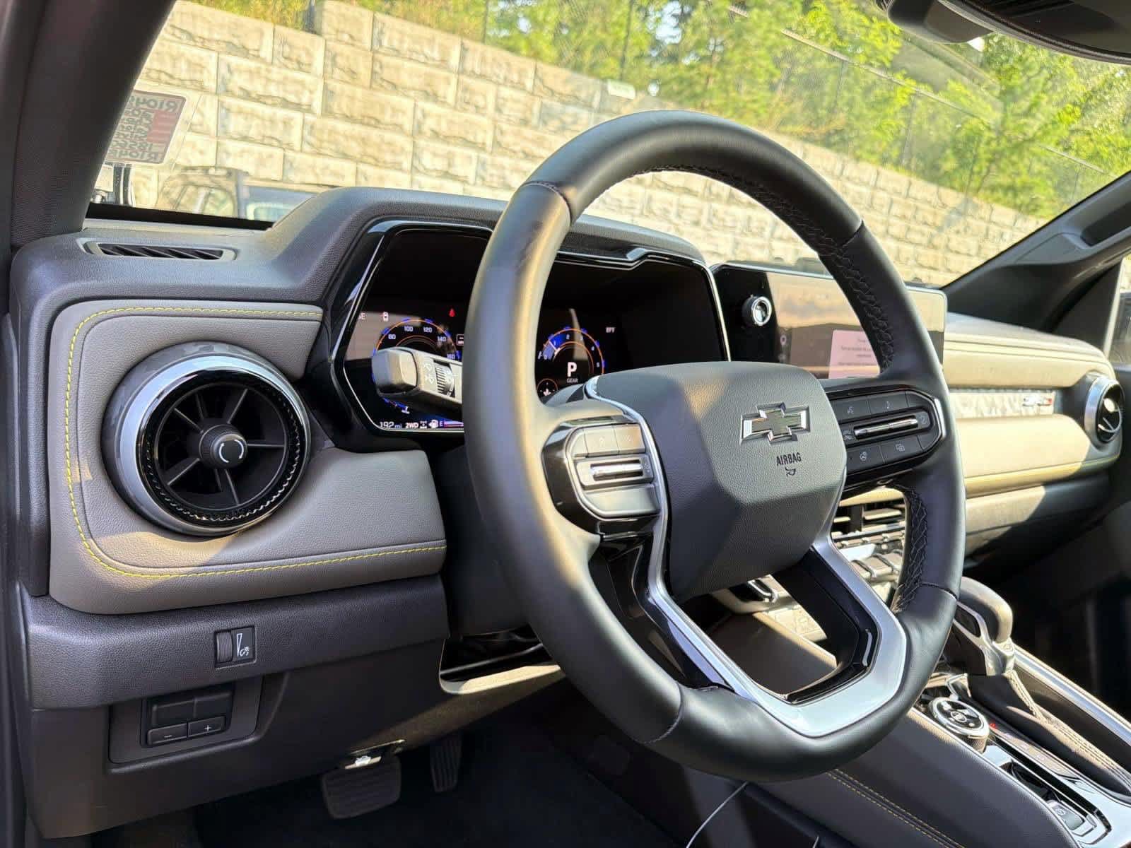 Used 2025 Chevrolet Colorado ZR2 w/ Technology Package AWD/4WD image 14