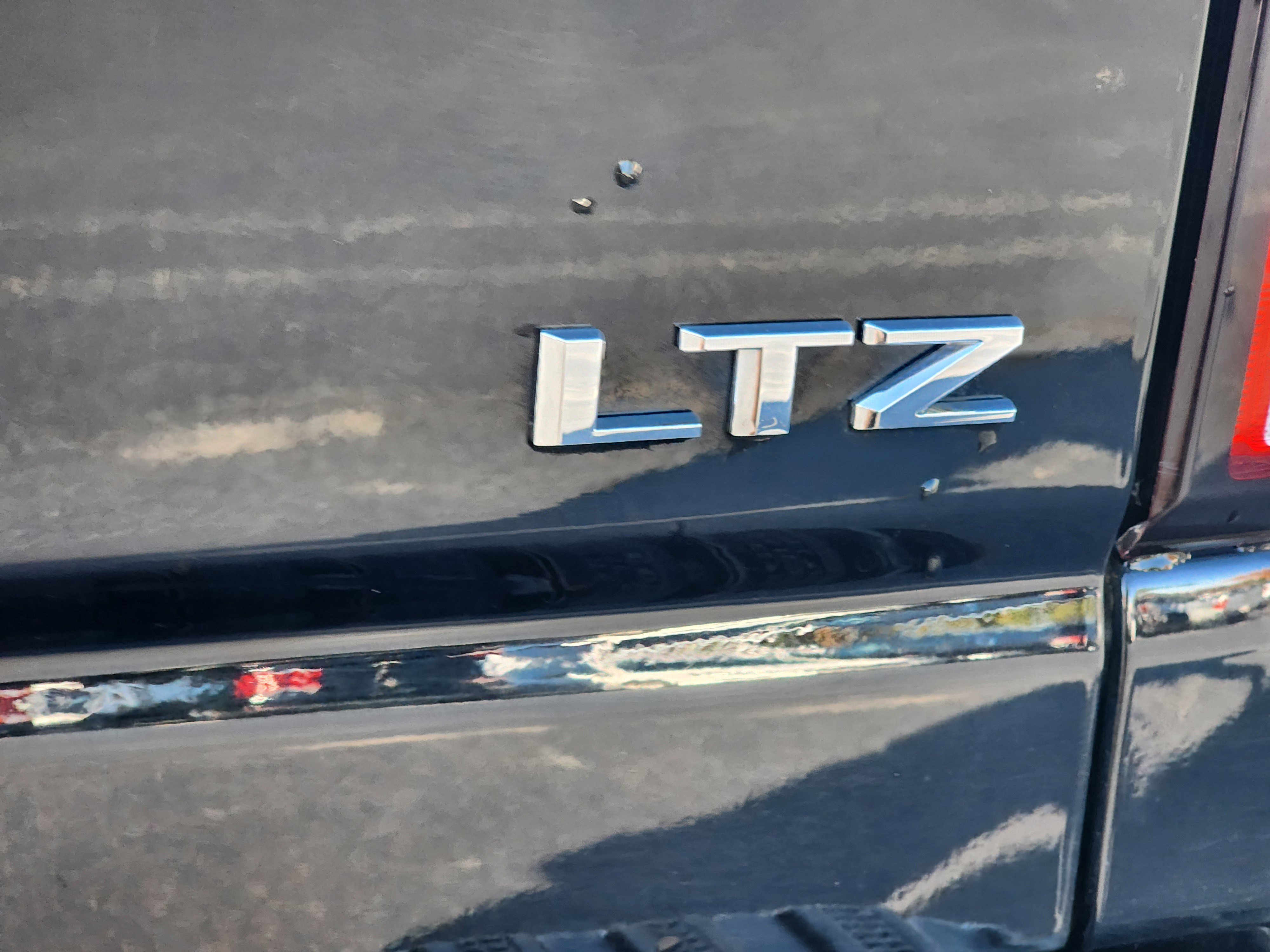 Used 2024 Chevrolet Silverado 2500 LTZ w/ LTZ Premium Package image 11