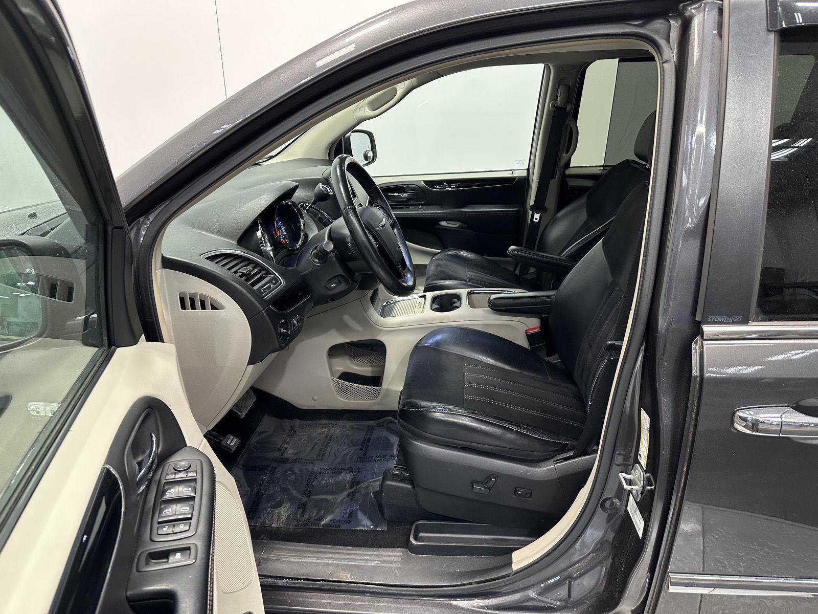 Used 2014 Chrysler Town & Country Touring-L image 10