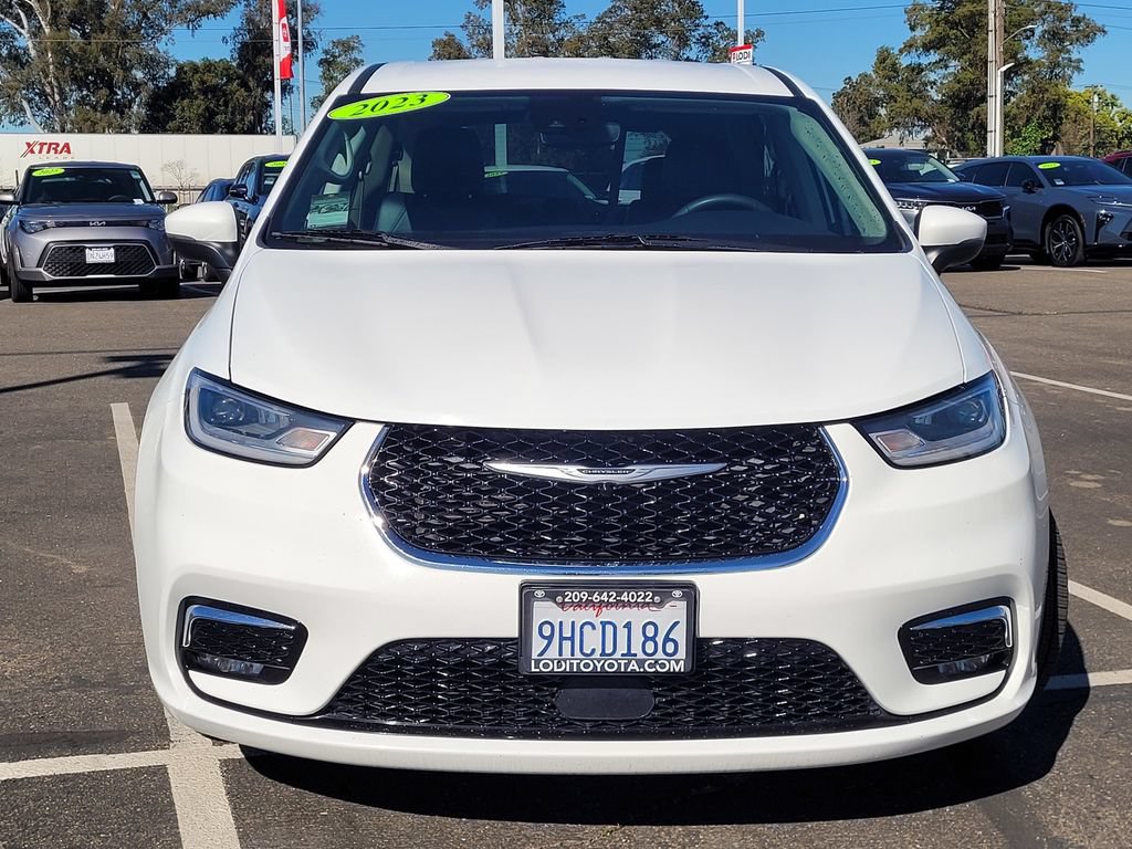 Used 2023 Chrysler Pacifica Touring-L FWD image 2
