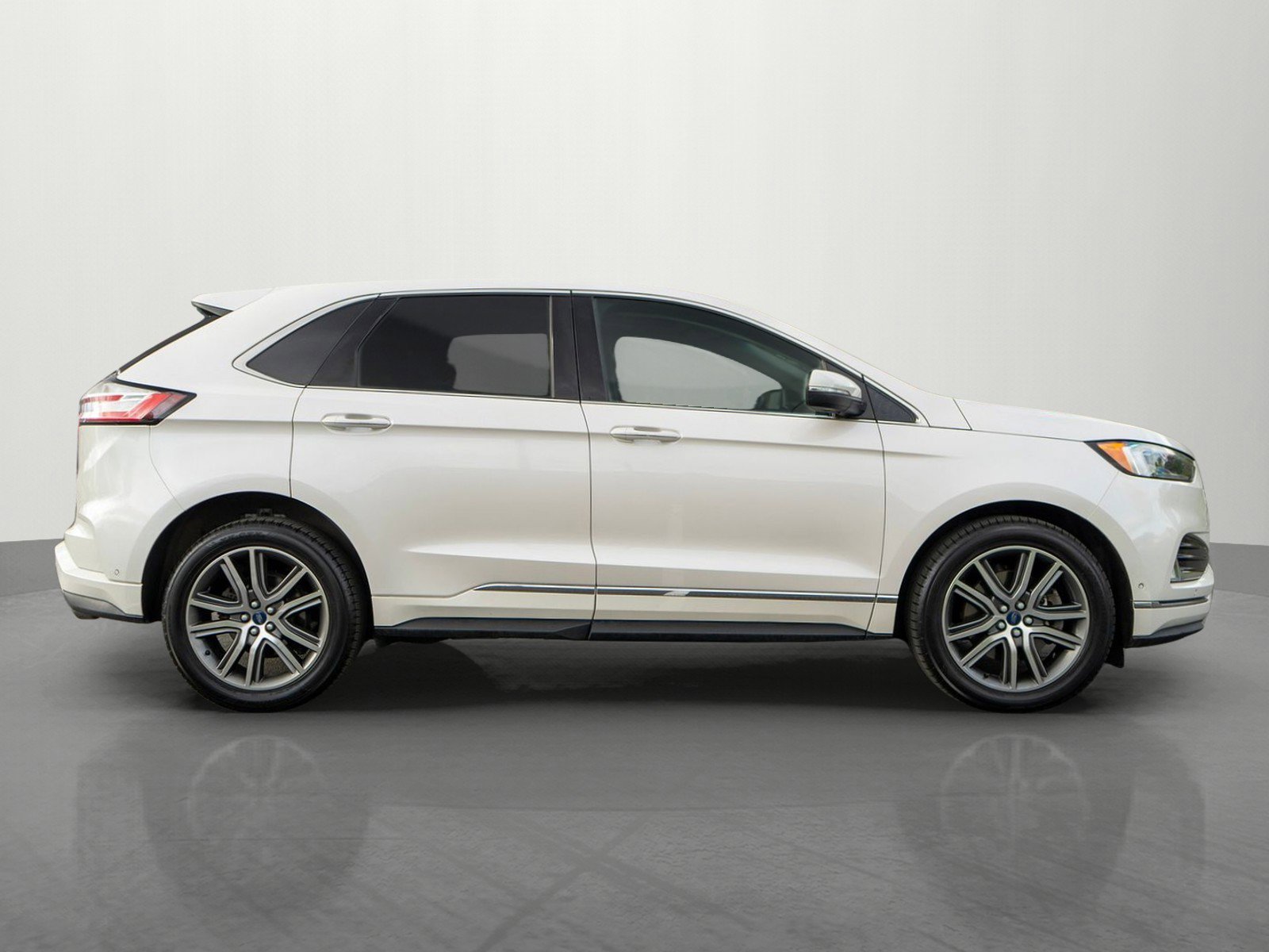 Used 2019 Ford Edge Titanium w/ Equipment Group 301A AWD/4WD image 8