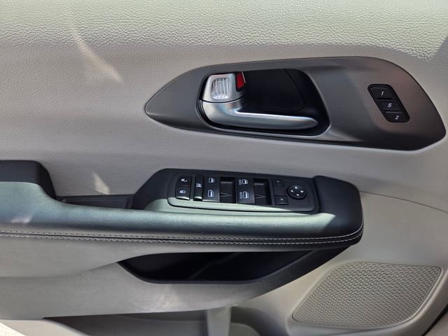 Used 2023 Chrysler Pacifica Touring-L image 21