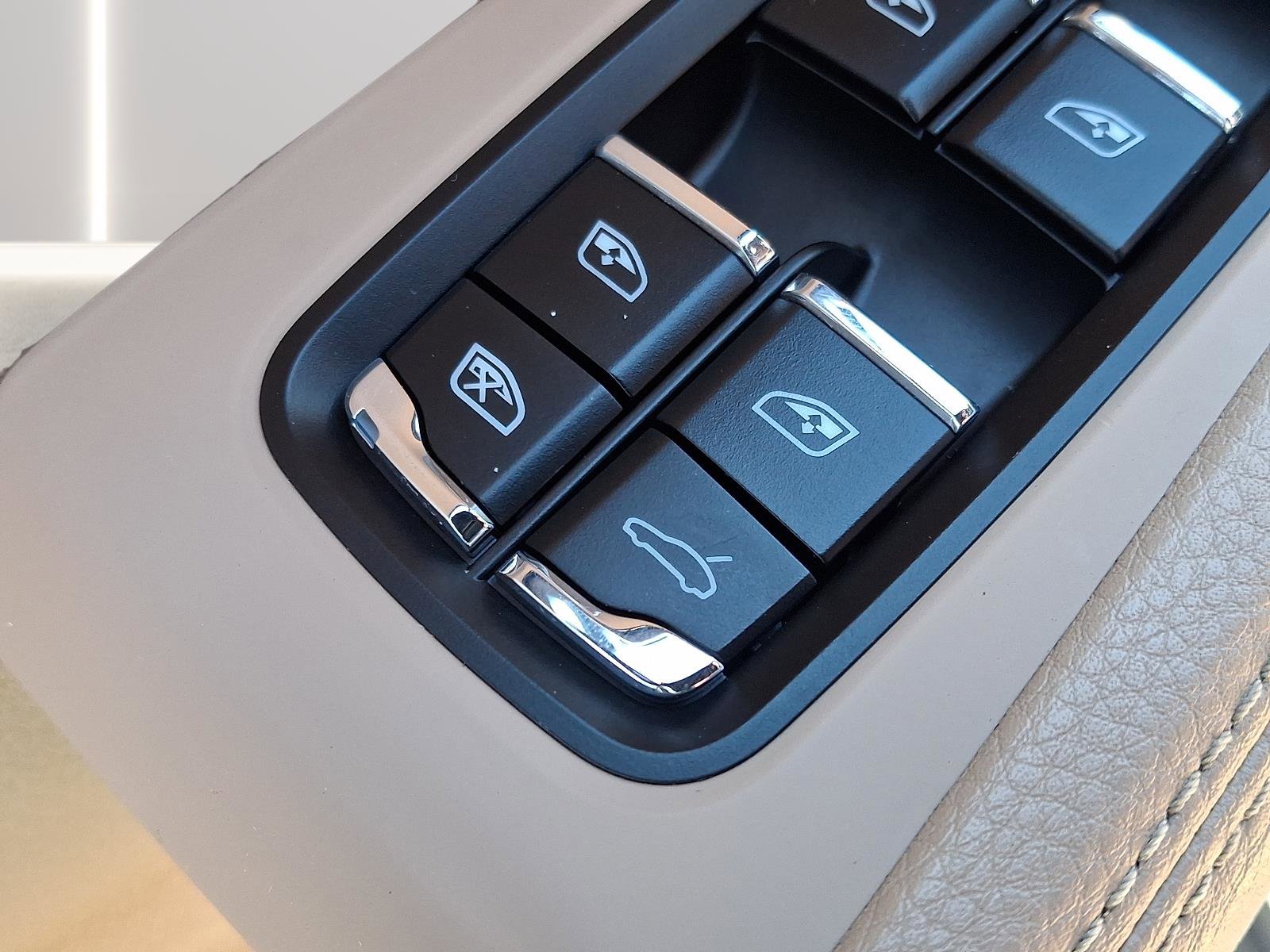 Used 2019 Porsche Macan AWD/4WD image 29