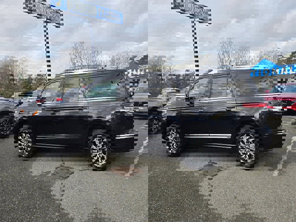 Used 2024 Lincoln Navigator L Premiere image 8