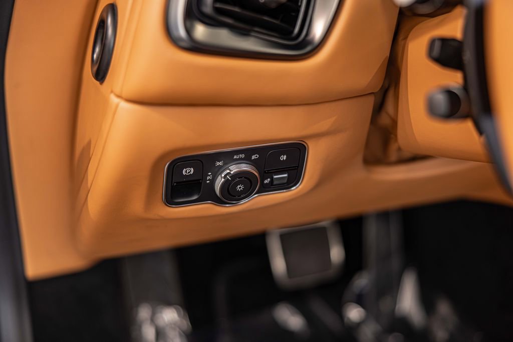 Used 2023 Aston Martin V8 Vantage Coupe image 18