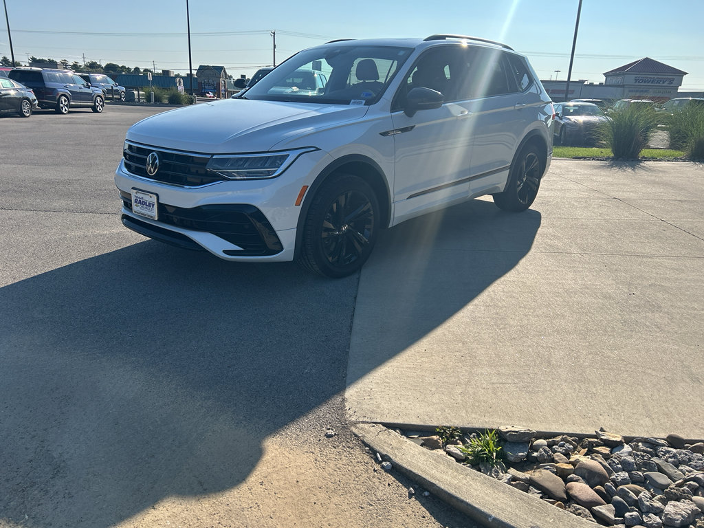 Used 2023 Volkswagen Tiguan SE R-Line AWD/4WD image 2