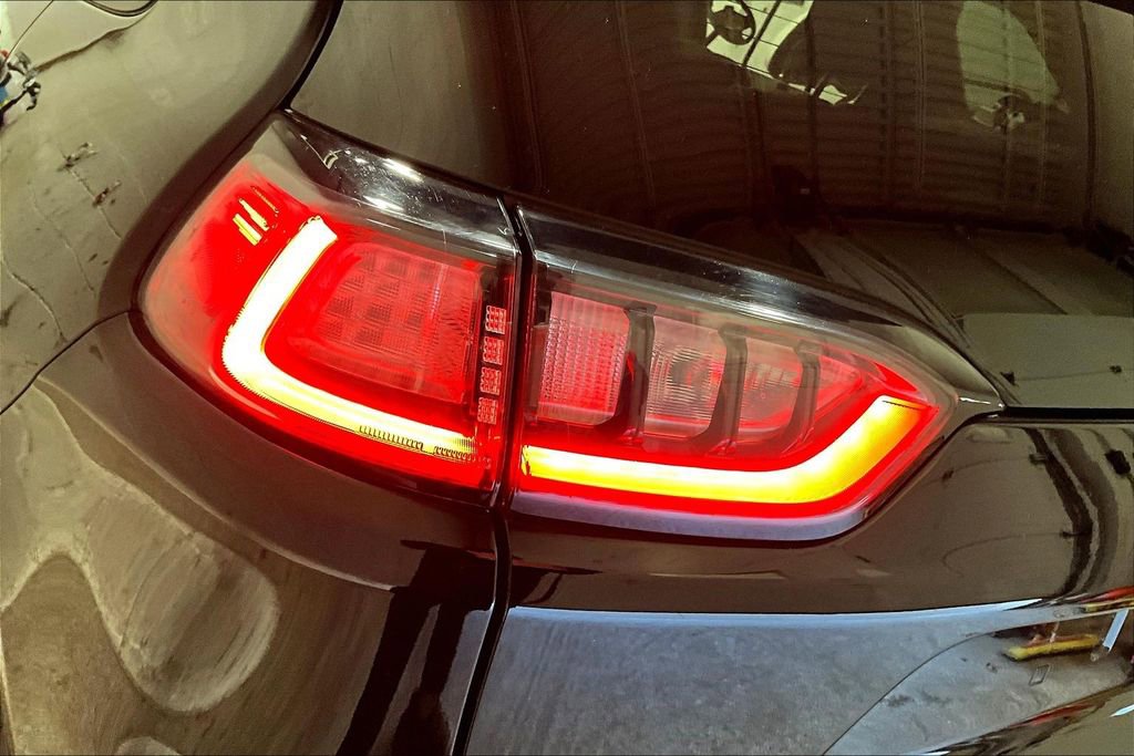 Used 2022 Jeep Cherokee Limited AWD/4WD image 23