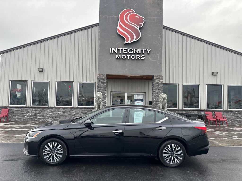 Used 2024 Nissan Altima 2.5 SV FWD image 1