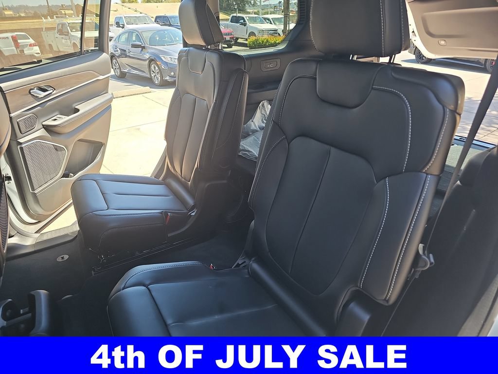 New 2026 Jeep Grand Cherokee L Limited w/ Limited Altitude Package AWD/4WD image 15