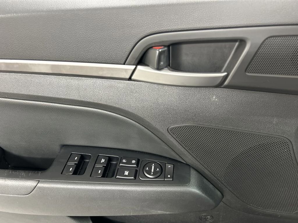 Used 2017 Hyundai Elantra Limited FWD image 11