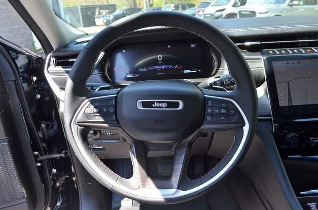 Used 2023 Jeep Grand Cherokee Limited w/ Black Appearance Package AWD/4WD image 19