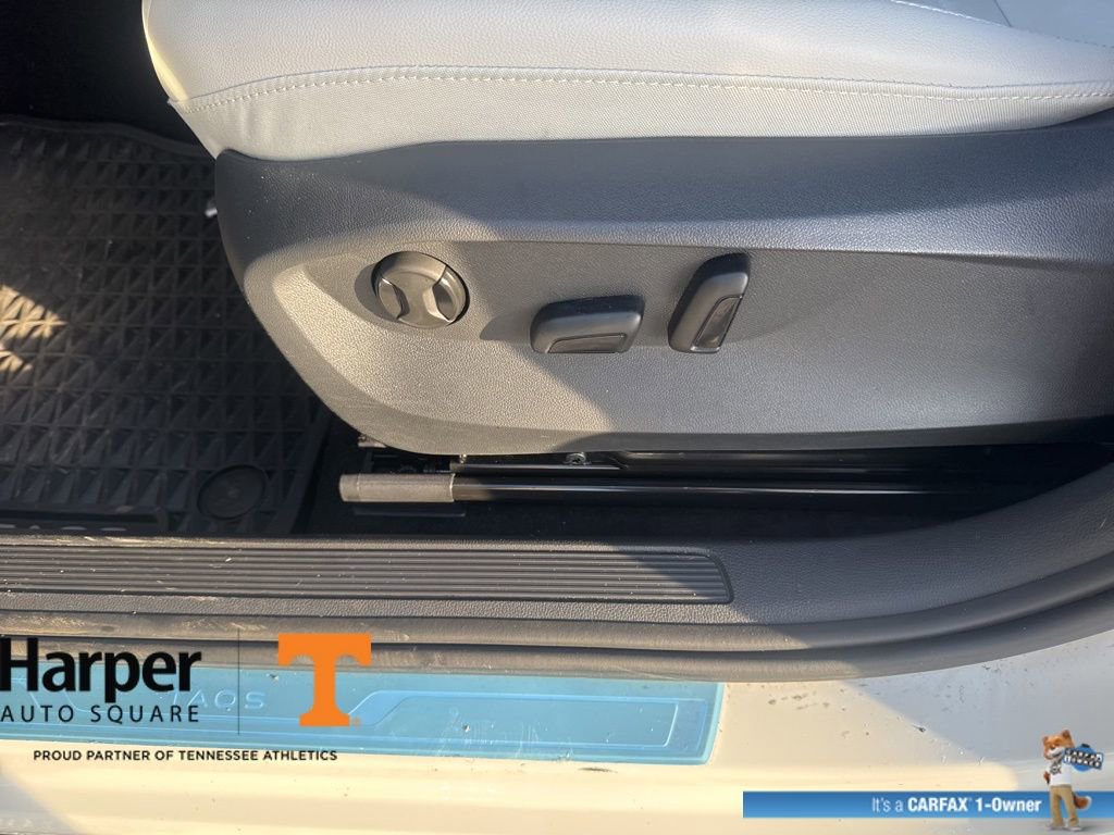 Used 2025 Volkswagen Taos SE w/ Panoramic Sunroof Package image 13