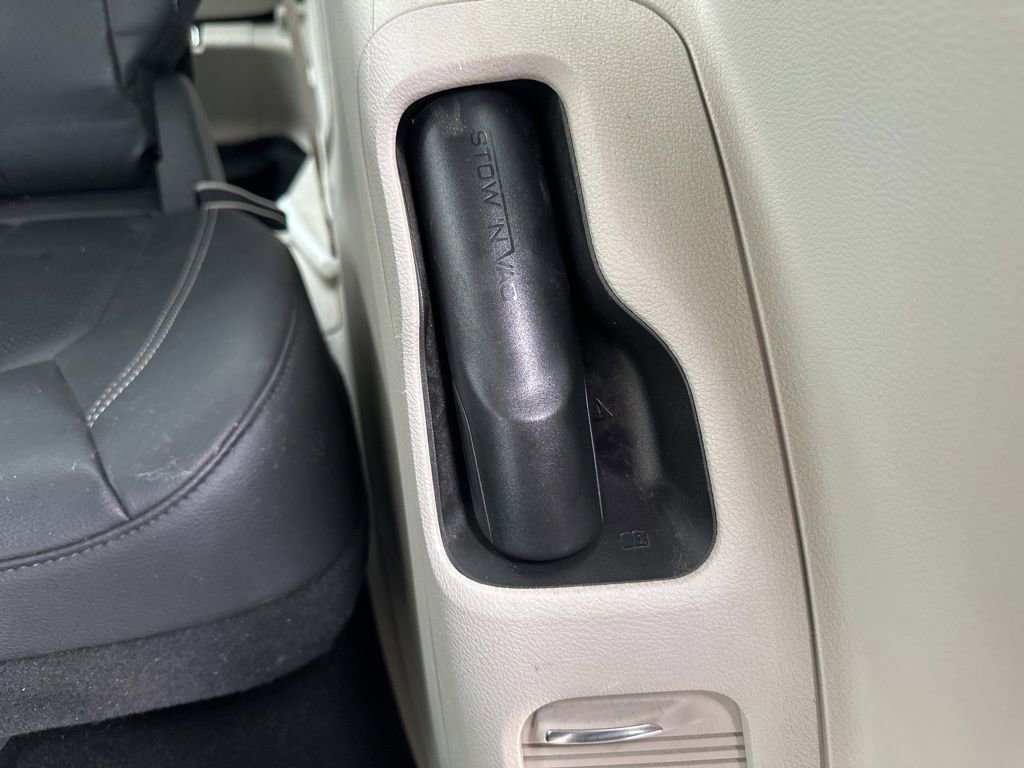 Used 2022 Chrysler Pacifica Touring-L w/ Uconnect Theater Family Group image 28
