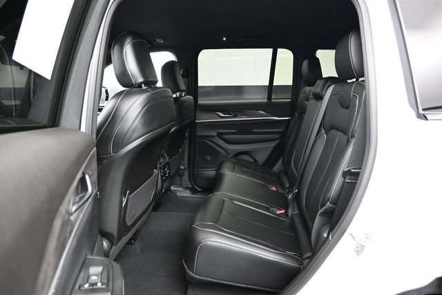 Used 2025 Jeep Grand Cherokee Limited w/ Black Appearance Package AWD/4WD image 22