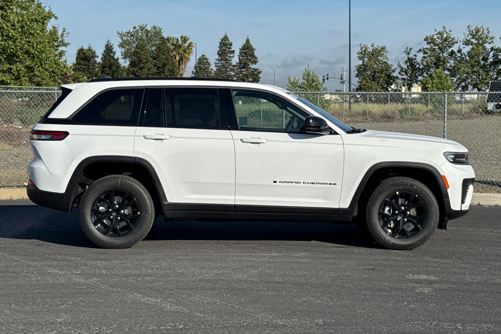 New 2026 Jeep Grand Cherokee Altitude AWD/4WD image 2