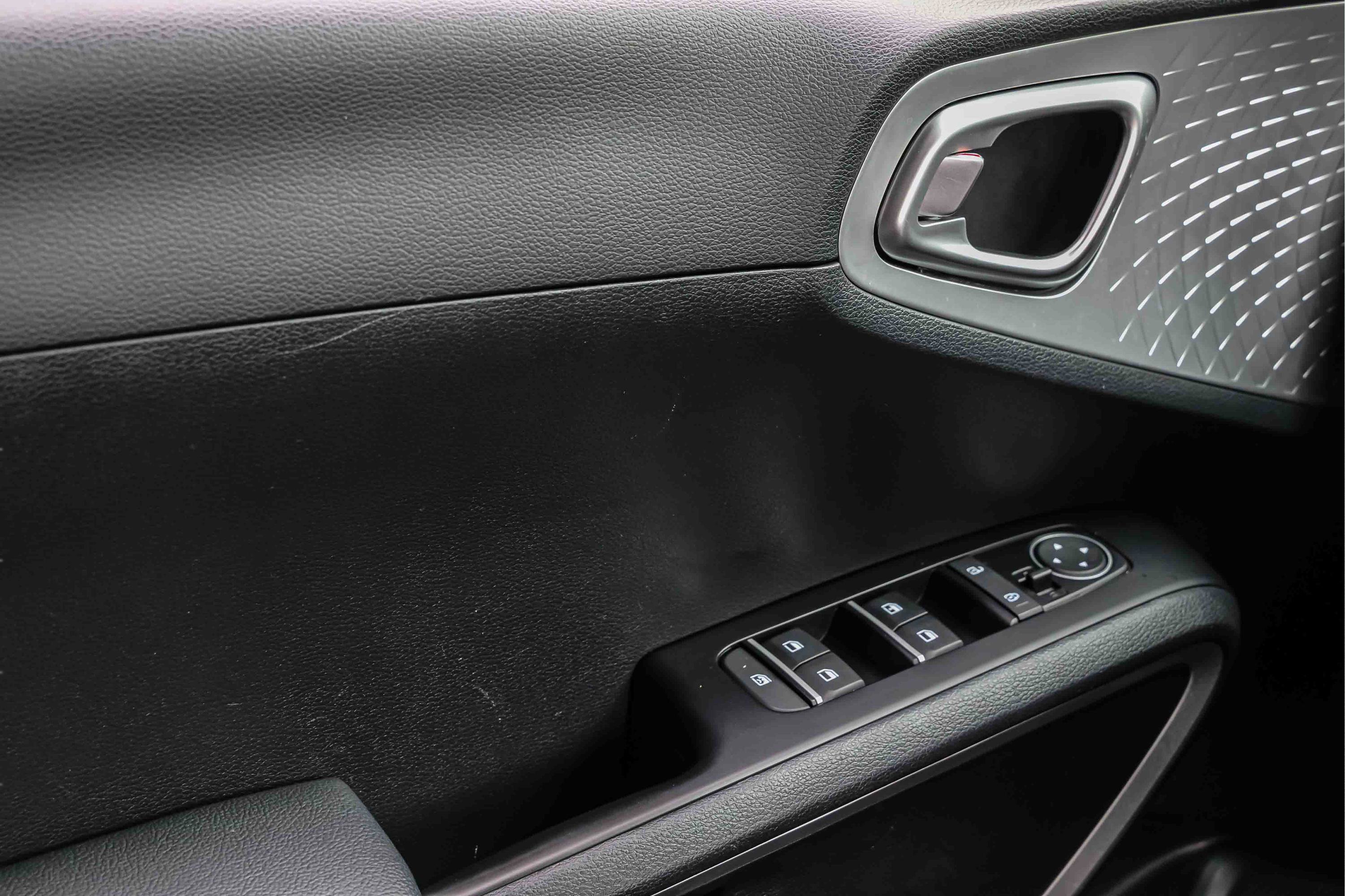 Certified 2025 Kia Soul LX w/ LX Technology Package FWD image 15