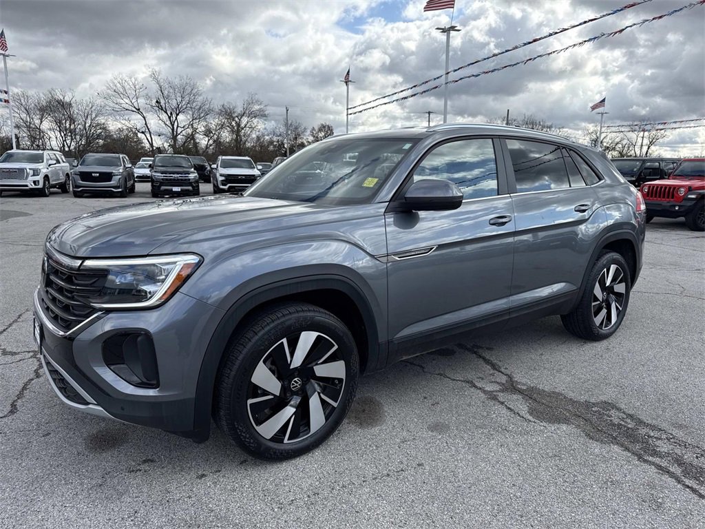 Used 2025 Volkswagen Atlas Cross Sport SE image 2