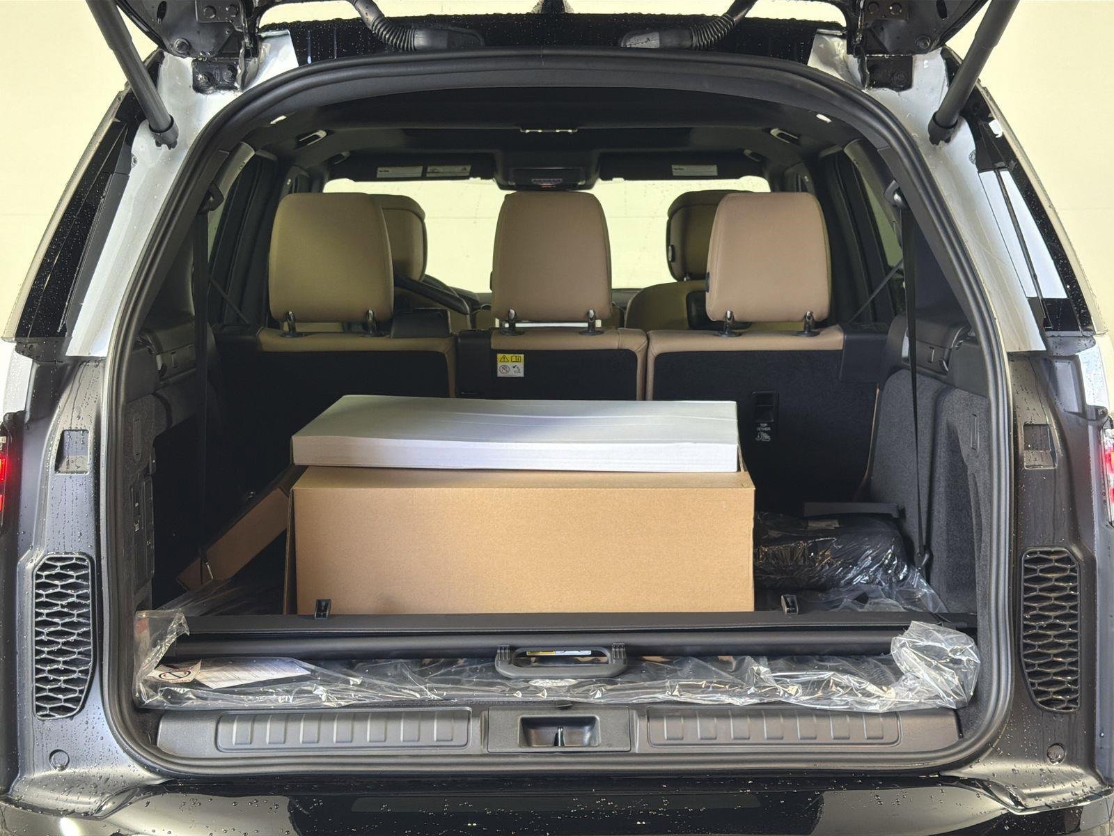 New 2026 Land Rover Discovery Dynamic SE image 29