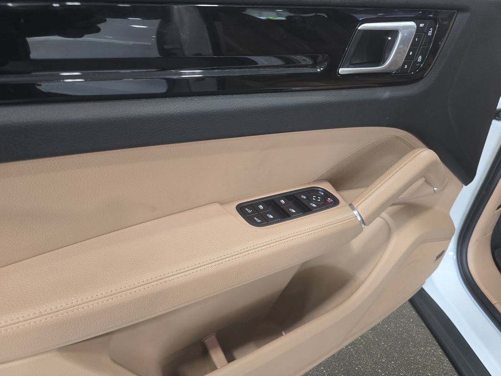 Used 2022 Porsche Cayenne AWD/4WD image 24