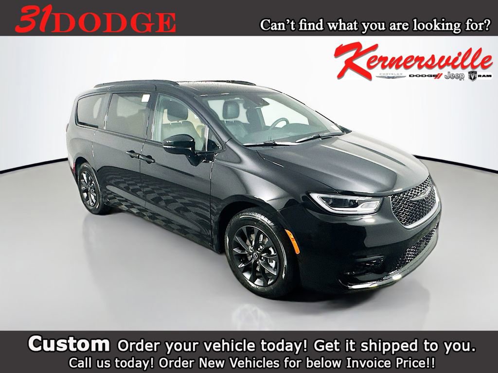 New 2025 Chrysler Pacifica Select w/ Uconnect Theater Family Group