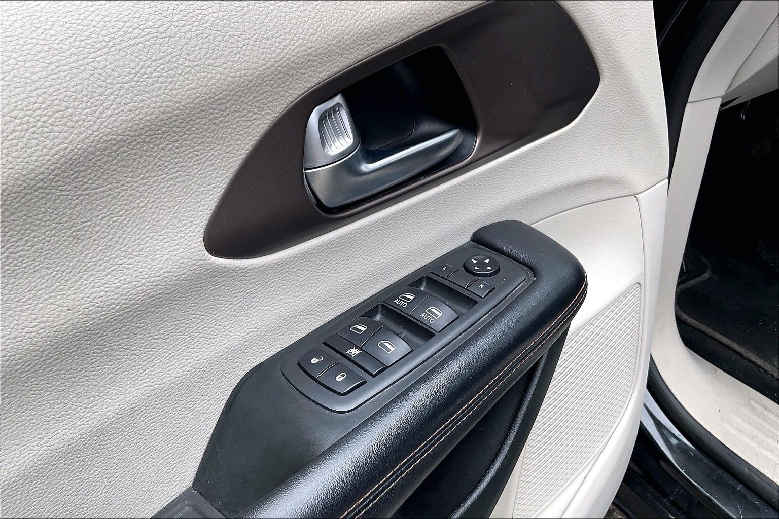 Used 2019 Chrysler Pacifica Touring-L image 33