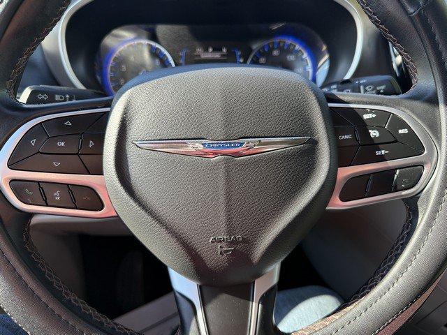 Used 2017 Chrysler Pacifica Touring-L FWD image 22