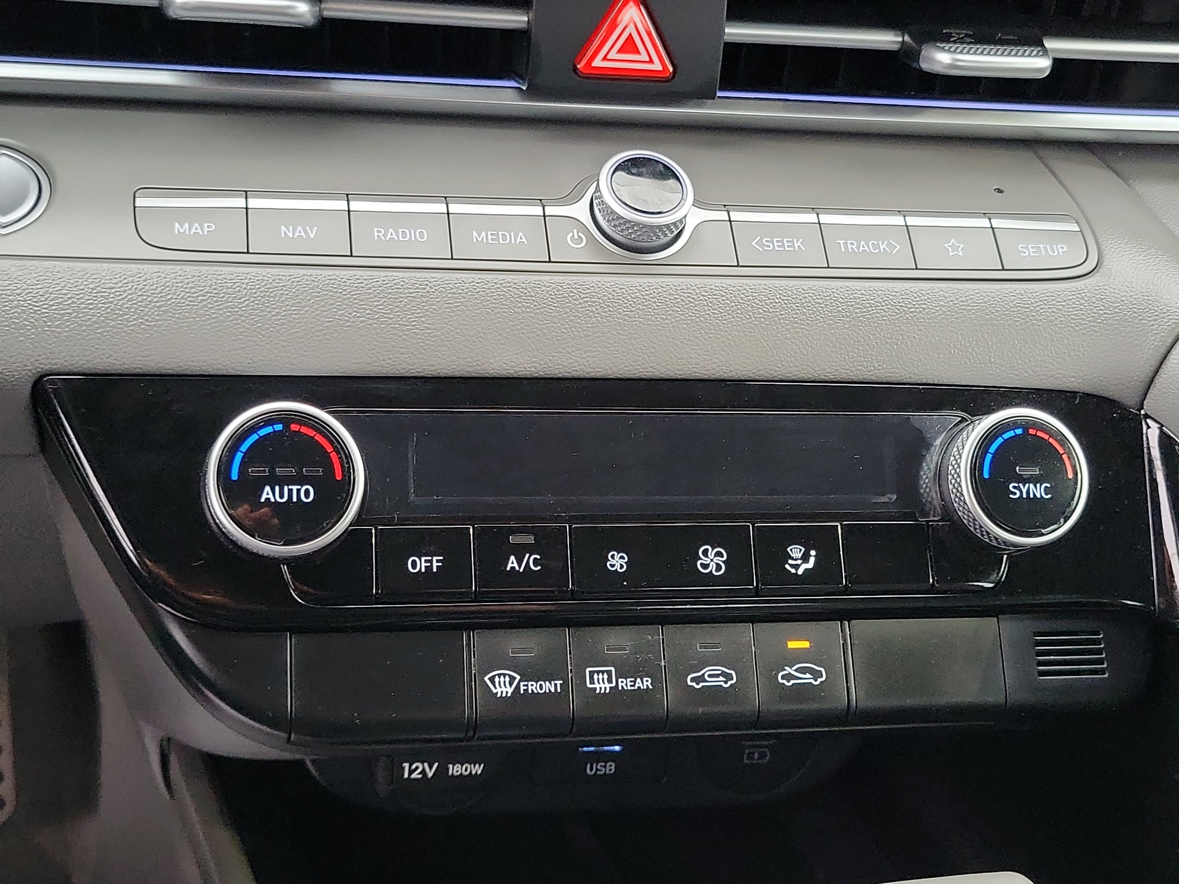 Certified 2025 Hyundai Elantra SEL FWD image 18