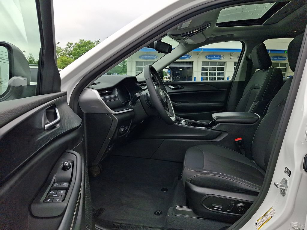 Used 2023 Jeep Grand Cherokee Laredo w/ Luxury Tech Group I AWD/4WD image 16