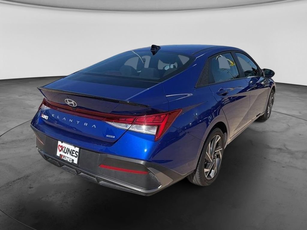 Certified 2025 Hyundai Elantra SEL FWD image 9