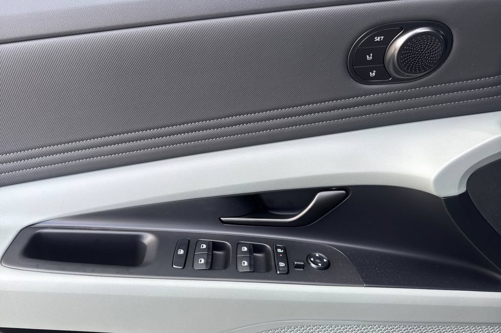 New 2026 Hyundai Elantra Limited FWD image 10
