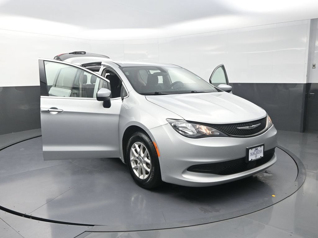 Used 2022 Chrysler Voyager LX FWD image 31