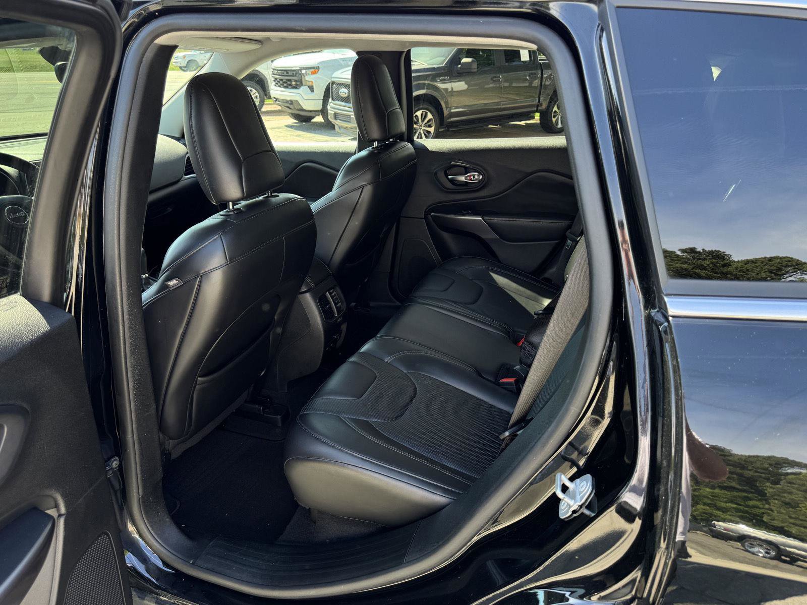 Used 2019 Jeep Cherokee Limited image 6