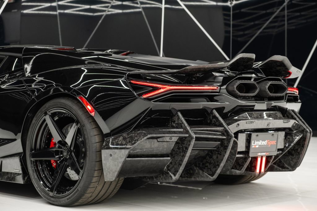 Used 2024 Lamborghini Revuelto image 18