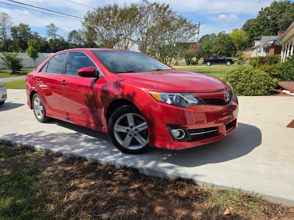 Used 2012 Toyota Camry SE FWD image 2