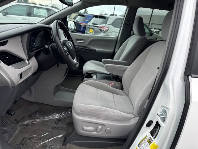 Used 2018 Toyota Sienna LE image 18