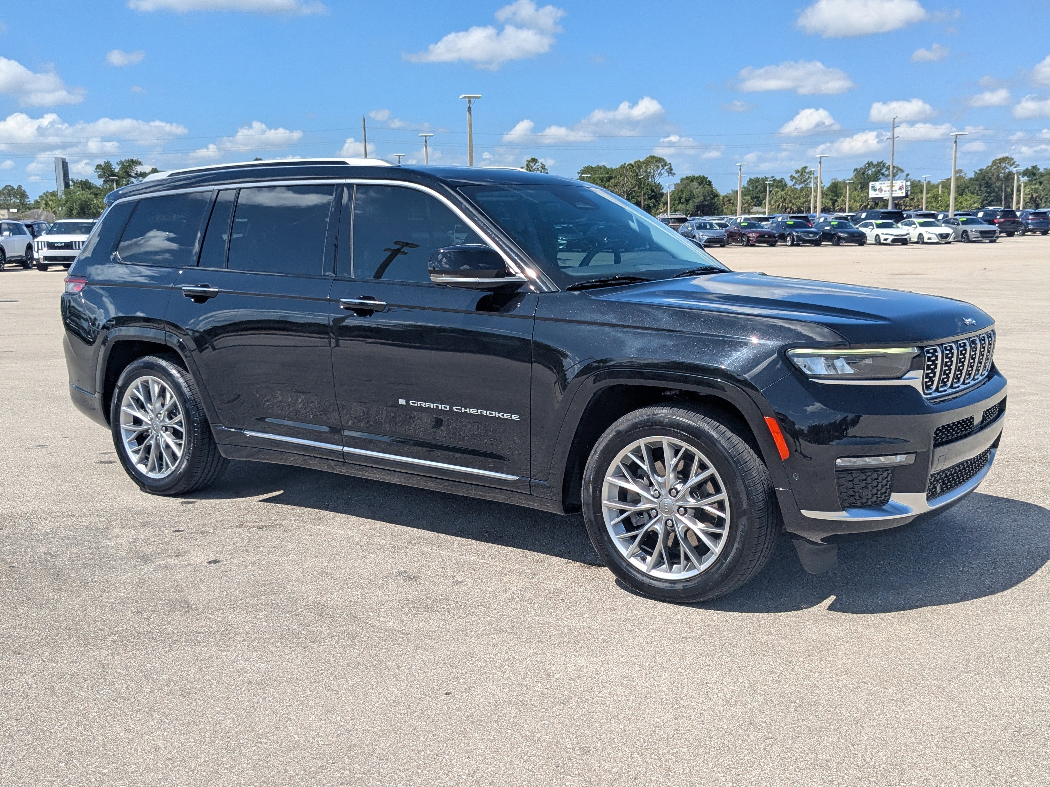 Used 2023 Jeep Grand Cherokee L Summit w/ Luxury Tech Group V AWD/4WD image 2