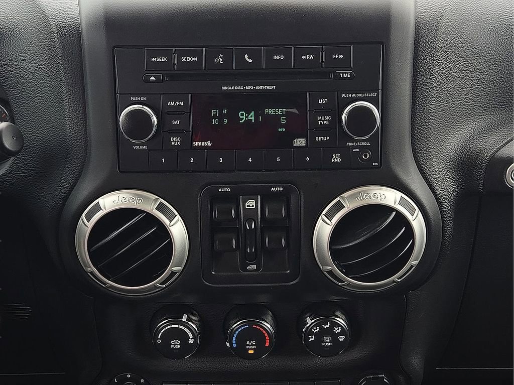 Used 2018 Jeep Wrangler Unlimited Sahara w/ Connectivity Group image 12