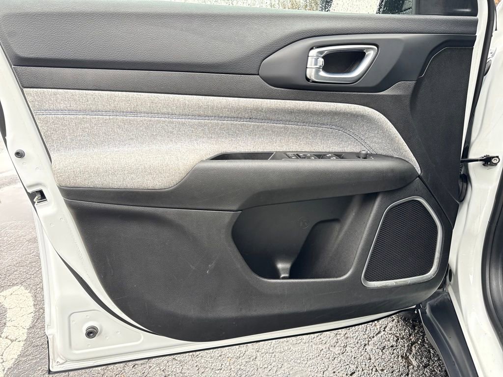 Used 2024 Jeep Compass Latitude image 13