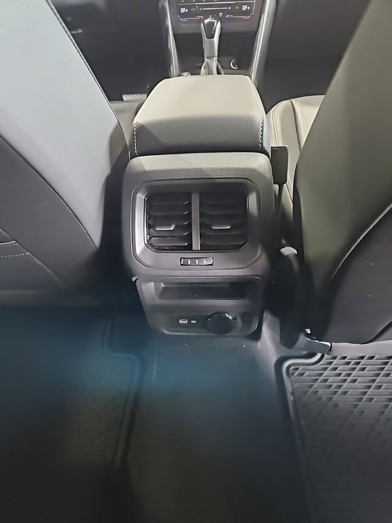 Used 2024 Volkswagen Tiguan SE image 18