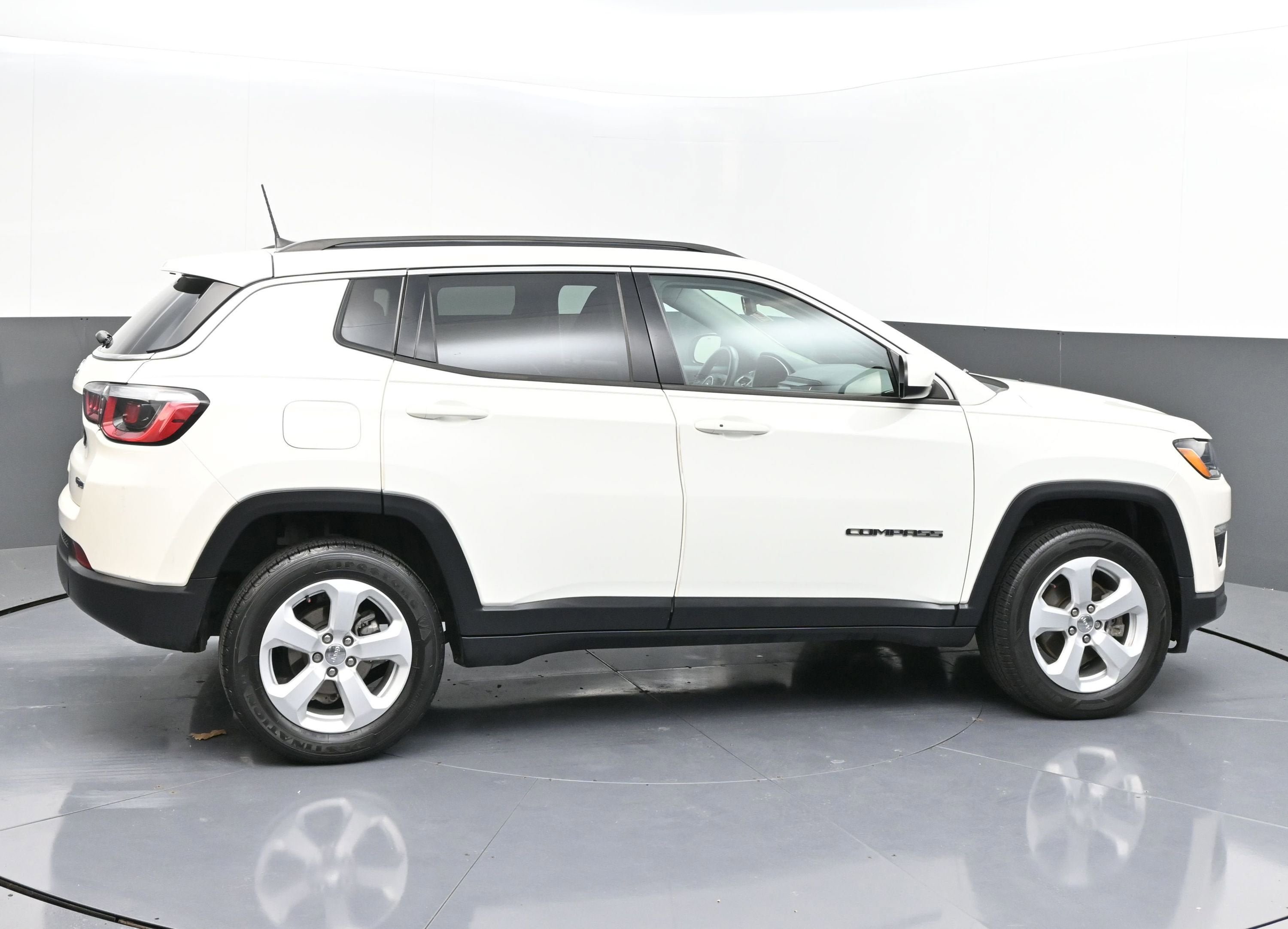 Used 2020 Jeep Compass Latitude w/ Cold Weather Group AWD/4WD image 8