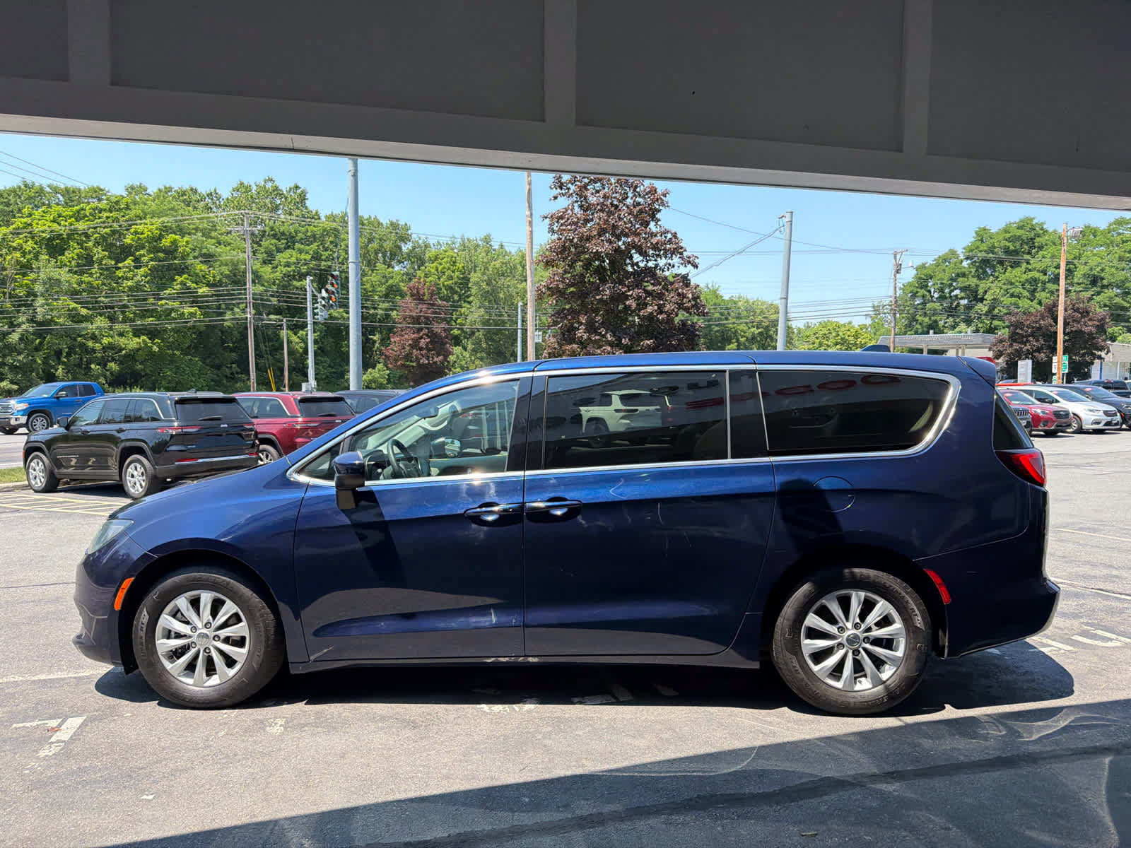 Used 2017 Chrysler Pacifica Touring w/ Tire & Wheel Group FWD image 4