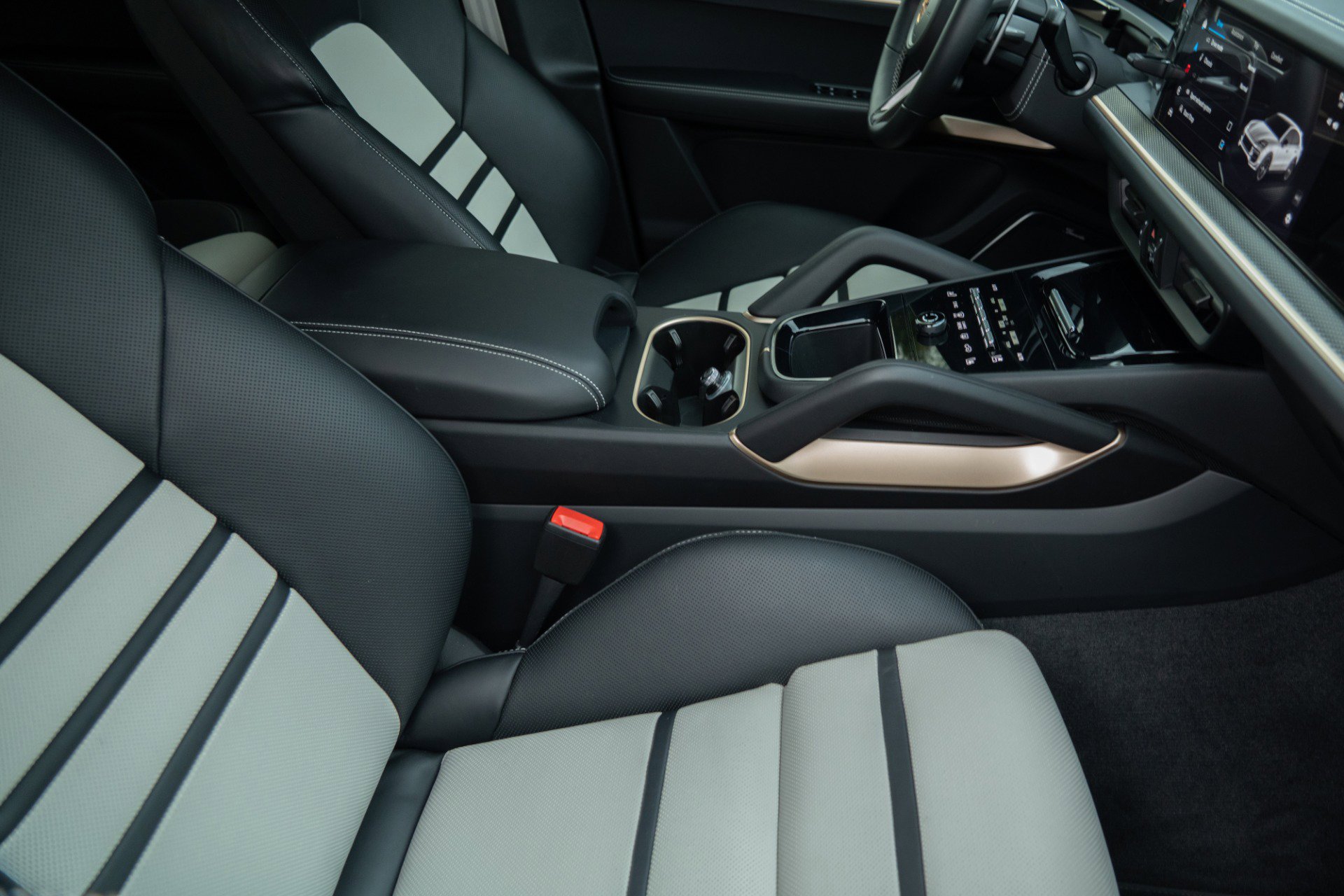 Used 2024 Porsche Cayenne Turbo GT image 43