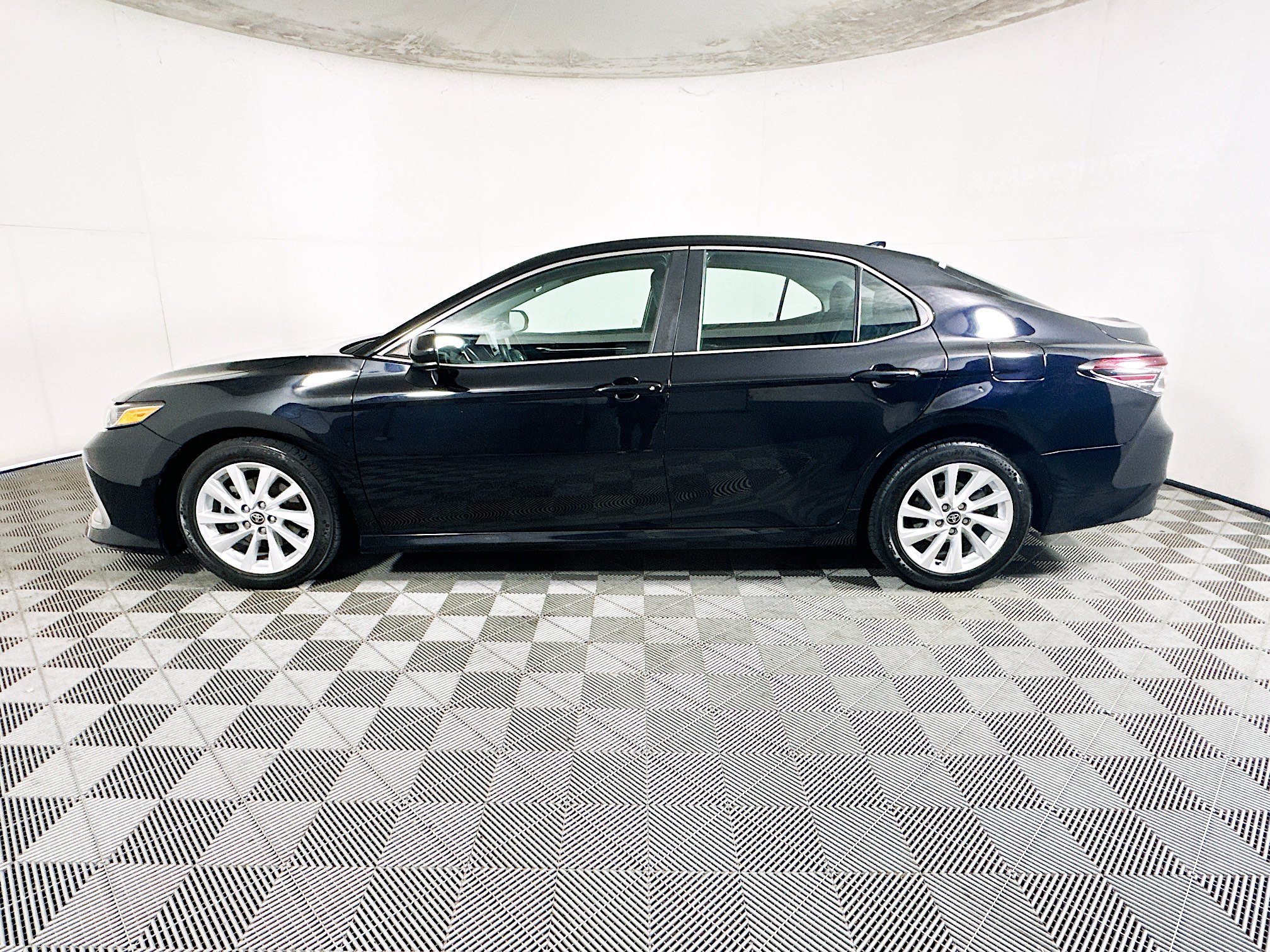 Used 2022 Toyota Camry LE FWD image 6