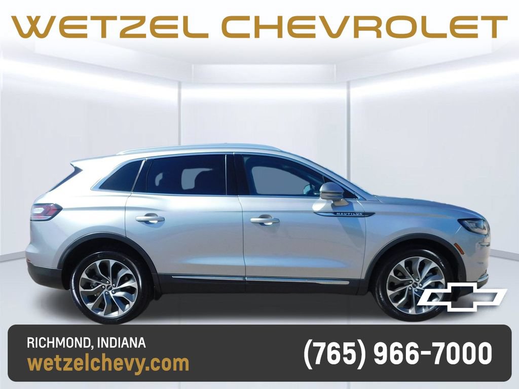 Used 2023 Lincoln Nautilus Reserve AWD/4WD image 2