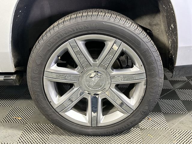 Used 2019 Cadillac Escalade ESV Premium Luxury image 32