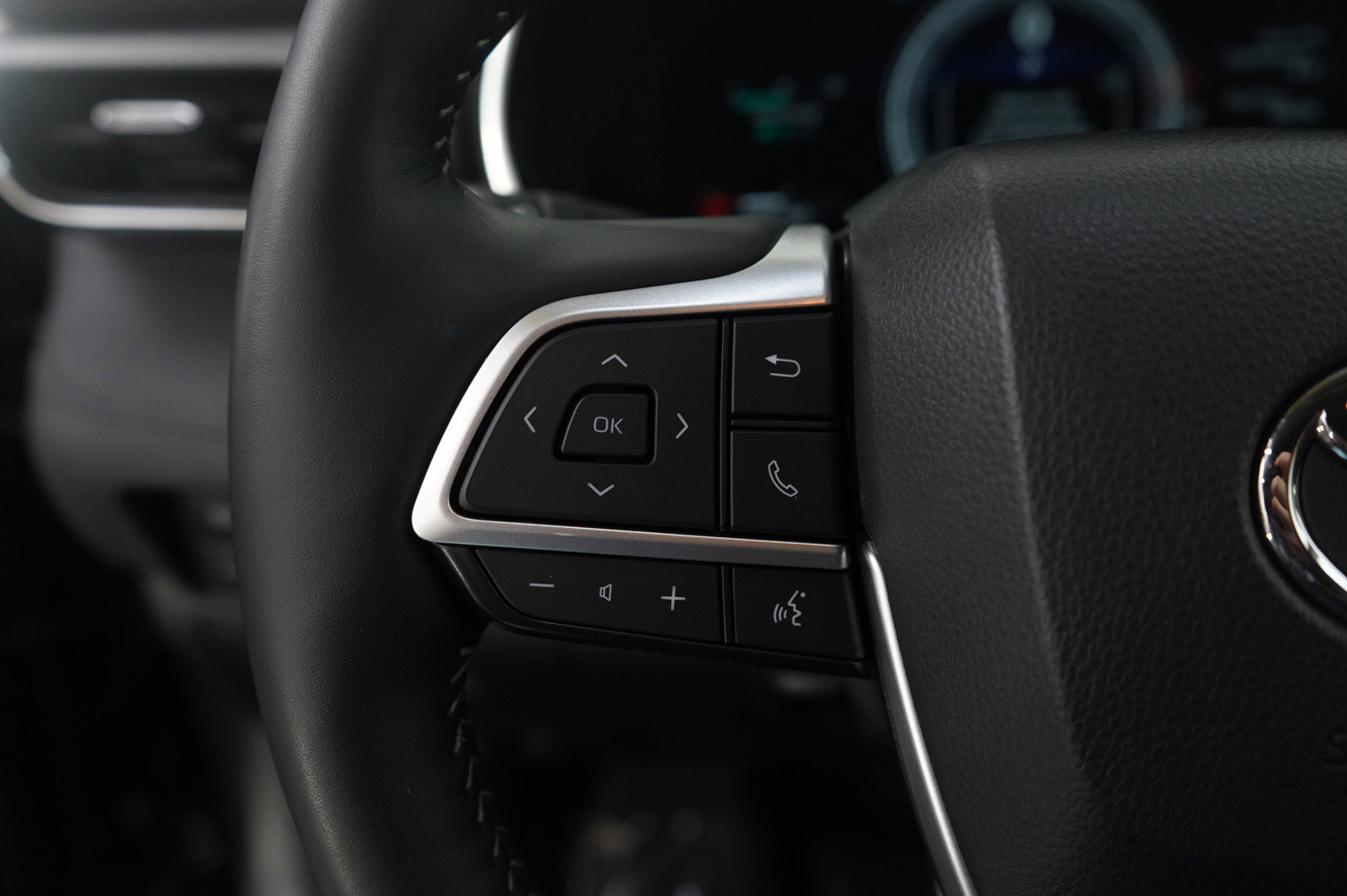 Used 2025 Toyota Highlander Platinum image 17